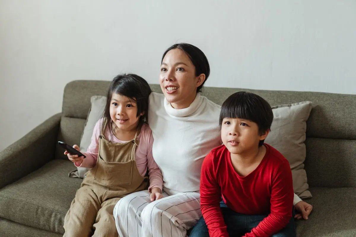 Moeder en kinderen kijken samen films met Trex IPTV