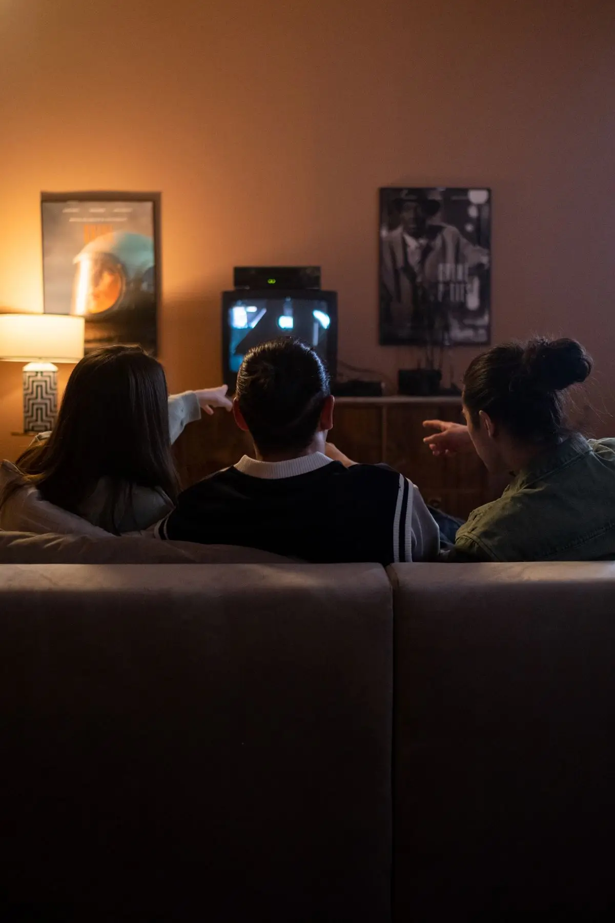 Vrienden genieten van een filmavond met Trex IPTV