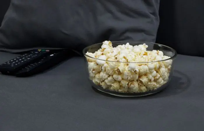 Popcorn en afstandsbediening voor een filmavond