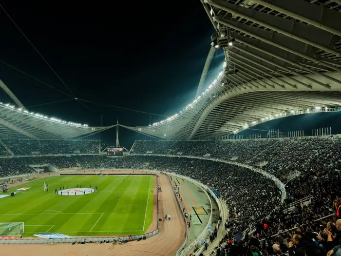 Verlicht stadion tijdens een avondwedstrijd
