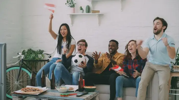 Vrienden juichen bij een live wedstrijd