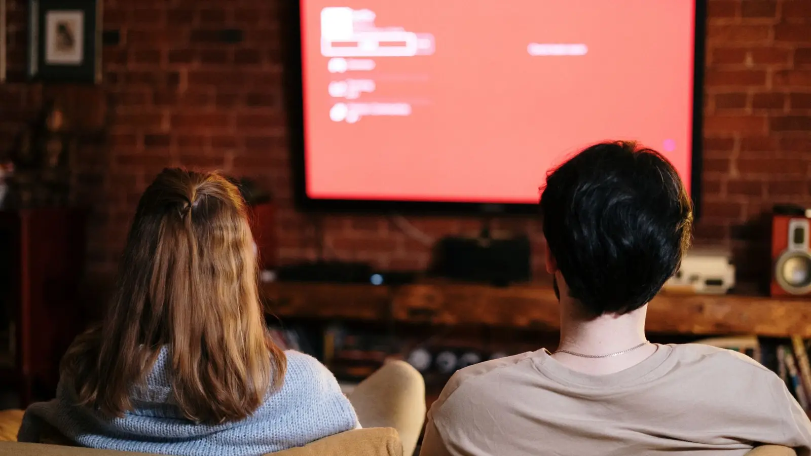 Trex IPTV review: stel kijkt samen tv in de woonkamer
