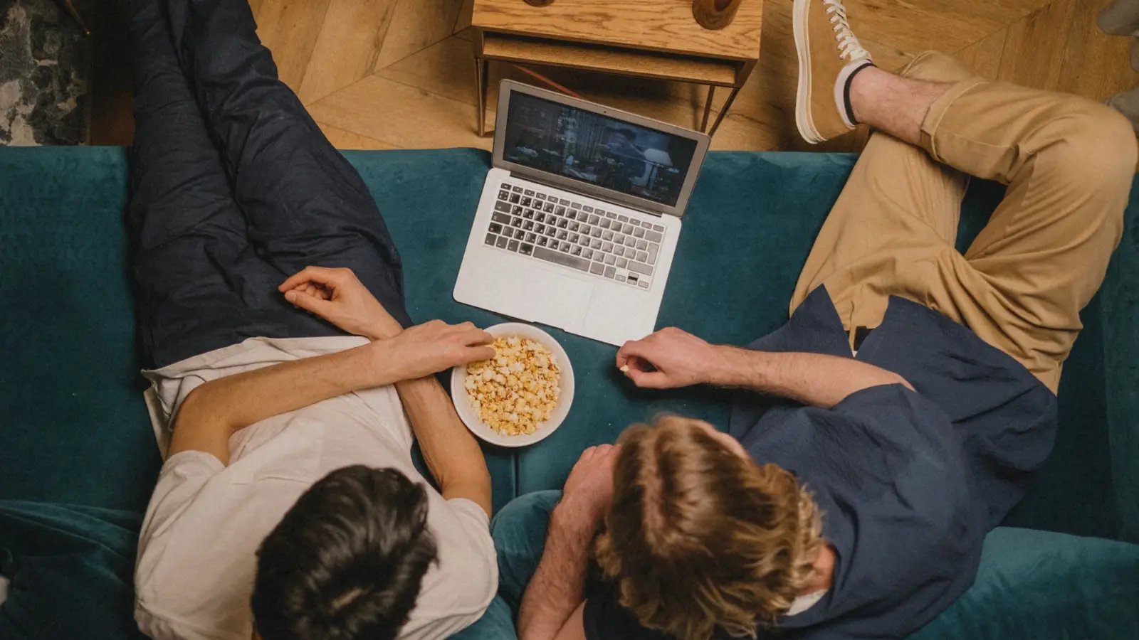 Trex IPTV op een Windows laptop kijken met popcorn op de bank